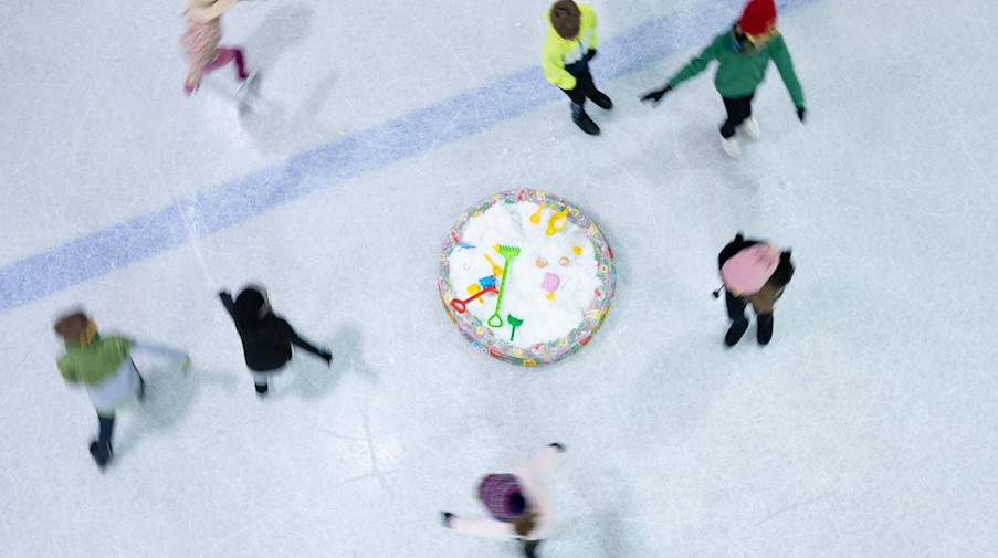 Kinder laufen mit Schlittschuhen auf einer Eisfläche. / Foto: Sebastian Kahnert/dpa-Zentralbild/ZB/Symbolbild