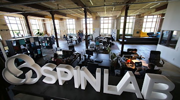 Mitarbeiter verschiedener StartUps arbeiten im «SpinLab» in der Baumwollspinnerei. / Foto: Jan Woitas/dpa-Zentralbild/dpa/Archivbild