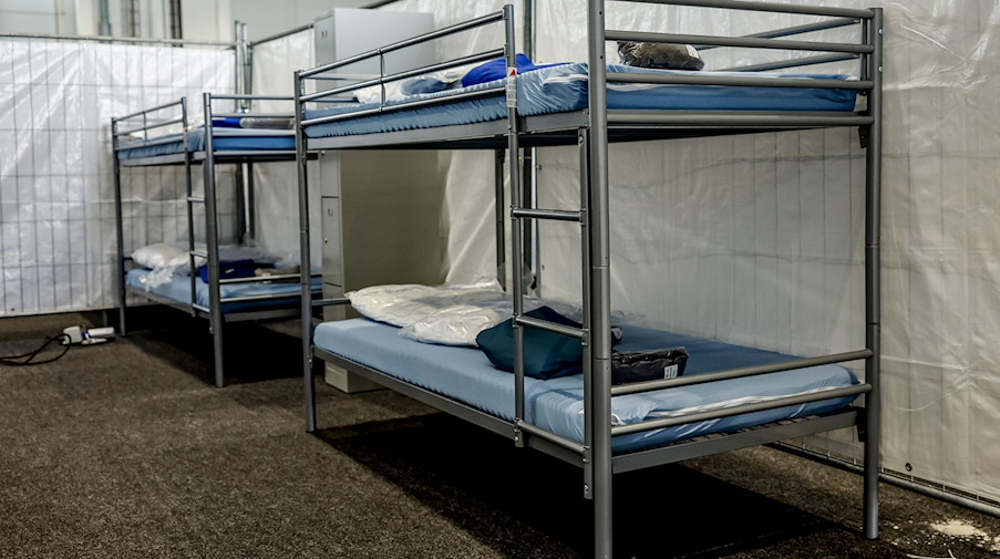 Stockbetten sind zwischen Planen für die Unterbringung von Schutzsuchenden aufgebaut. / Foto: Axel Heimken/dpa/Symbolbild