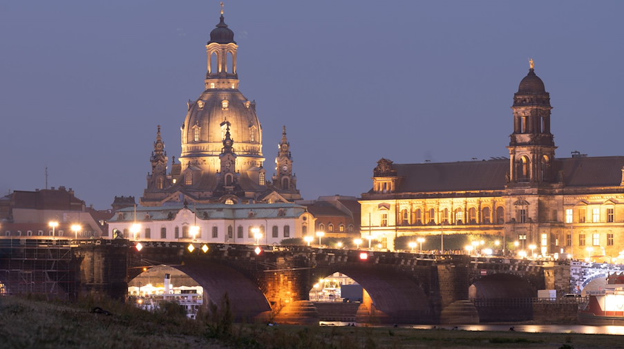 Hell erleuchtet ist die Frauenkirche vor der Augustusbrücke. / Foto: Sebastian Kahnert/dpa/Archivbild