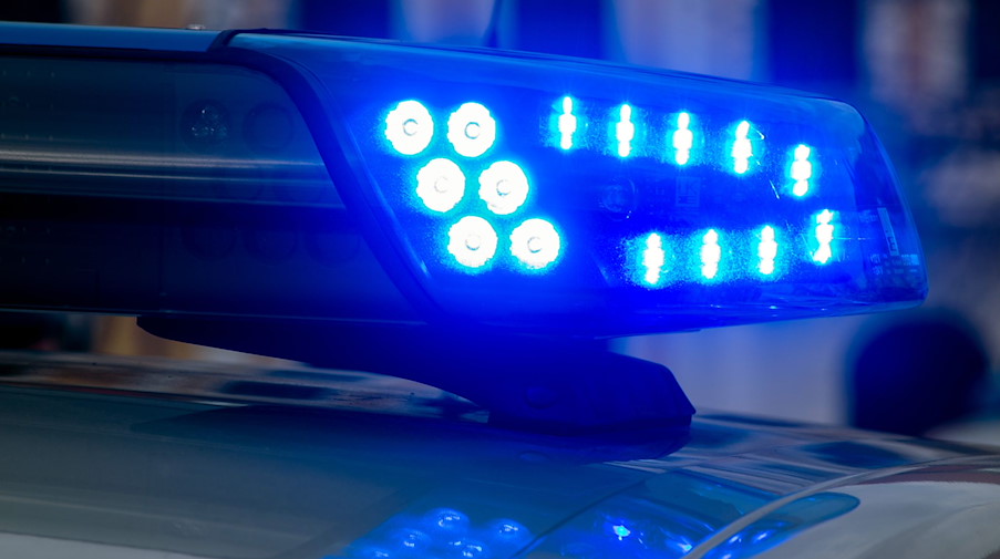 Ein Blaulicht der Polizei leuchtet auf. / Foto: Klaus-Dietmar Gabbert/dpa-Zentralbild/ZB/Archivbild