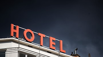 Dunkle Wolken ziehen über einem Hotel hinweg. / Foto: Christoph Schmidt/dpa/Symbolbild