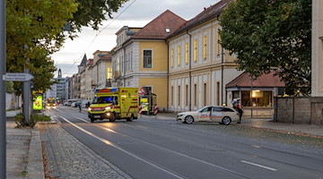 Ein Rettungswagen fährt aus dem dem Klinikum Friedrichstadt in Dresden heraus. / Foto: Daniel Schäfer/dpa