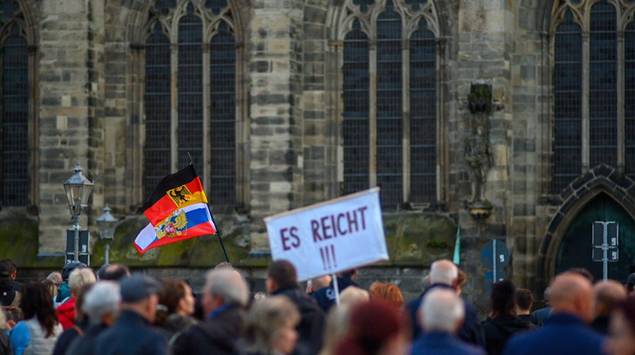 Ein Schild mit der Aufschrift «Es reicht!!!» auf dem Domplatz in Leipzig. / Foto: Klaus-Dietmar Gabbert/dpa