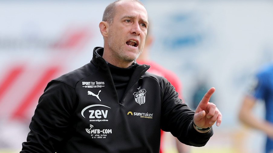 Der Zwickauer Trainer Joe Enochs gestikuliert am Spielfeldrand. / Foto: Bernd Wüstneck/dpa/Archivbild