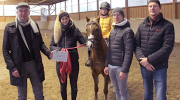 (v.r.n.l.) Philipp Sämann, Falk Krämer, Cathalea auf Barbie, Reitlehrerin Lea Seehuber und Bürgermeister Dr. Robert Böhmer. (Bild: Stadt Bautzen)