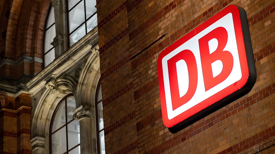 Das Logo der Deutschen Bahn (DB). / Foto: Hauke-Christian Dittrich/dpa/Symbolbild
