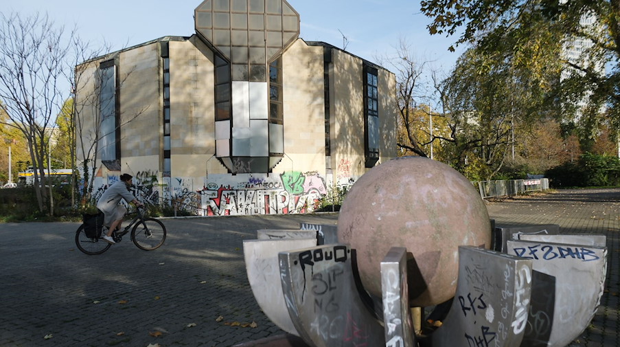 Das Gebäude des früheren Bowlingtreff auf dem Wilhelm-Leuschner-Platz. / Foto: Sebastian Willnow/dpa