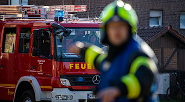 Ein Fahrzeug der Feuerwehr fährt an dem Einsatzort vor und wird vom Wehrführer eingewiesen. / Foto: David Inderlied/dpa/Symbolbild