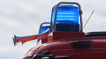 Blaulichter leuchten auf dem Dach eines Einsatzfahrzeugs der Feuerwehr. / Foto: Robert Michael/dpa-Zentralbild/ZB/Symbolbild
