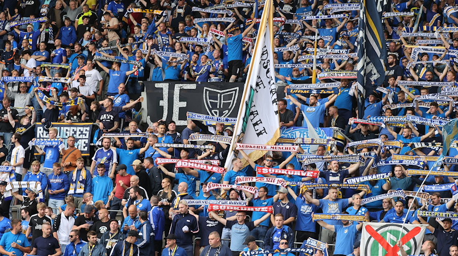 Der Fanblock des FC Carl Zeiss Jena. / Foto: Bodo Schackow/dpa/Archiv
