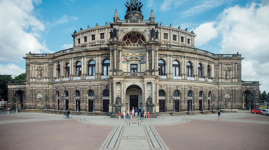 Touristen stehen vor der Semperoper in Dresden. / Foto: Oliver Killig/dpa-Zentralbild/dpa/Archivbild