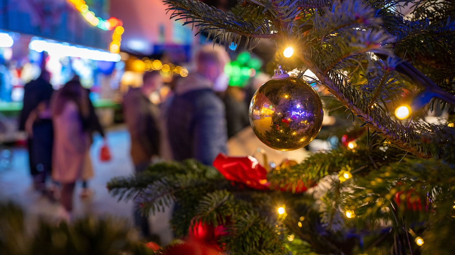 Ein festlich geschmückter Baum steht auf einem Weihnachtsmarkt. / Foto: Monika Skolimowska/dpa-Zentralbild/ZB/Symbolbild