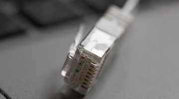 Ein LAN-Kabel liegt auf einem Laptop. / Foto: Fernando Gutierrez-Juarez/dpa-Zentralbild/dpa/Symbolbild
