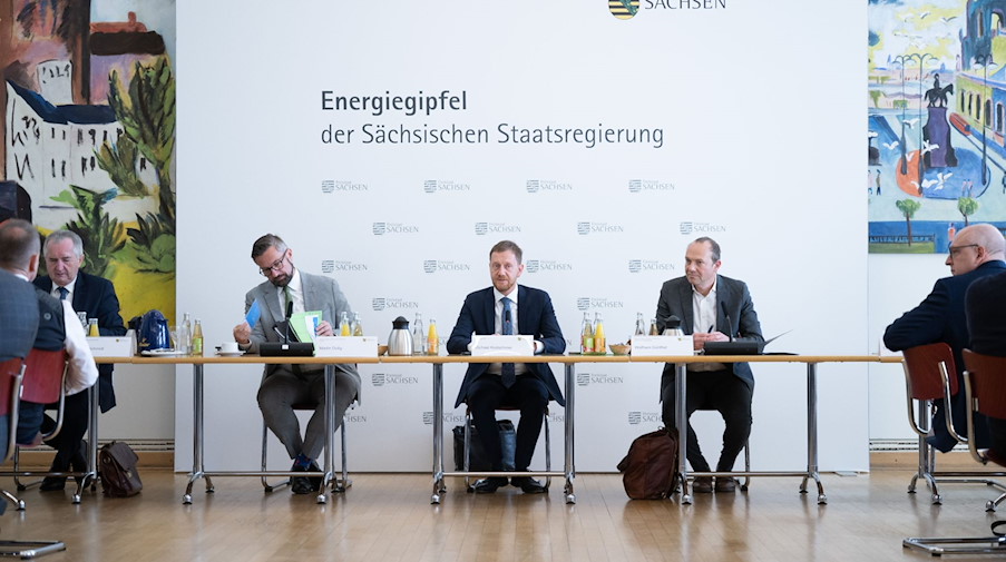 Politiker sitzen zu Beginn des 3. Energiegipfels im Finanzministerium nebeneinander. / Foto: Sebastian Kahnert/dpa