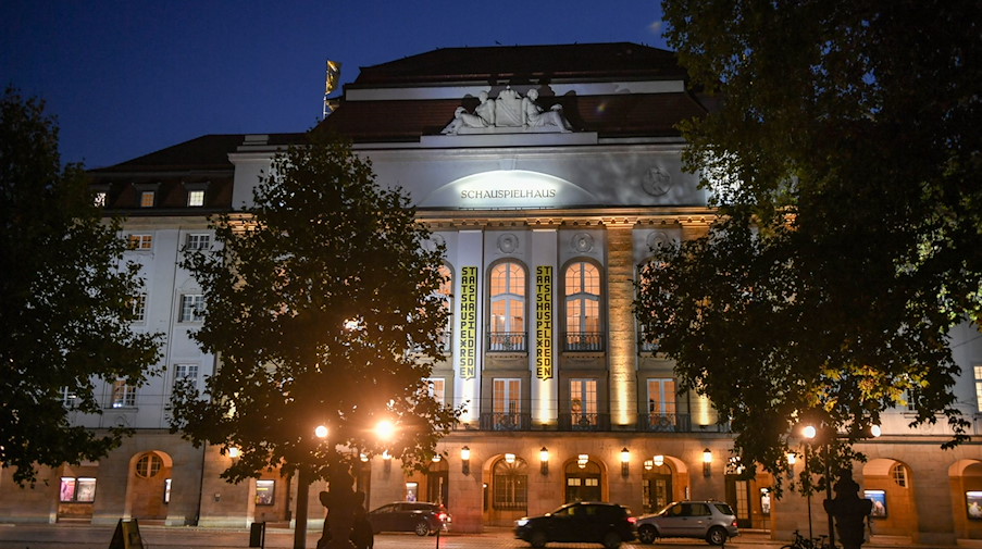 Das Gebäude vom Theater Staatsschauspiel Dresden am Abend. / Foto: Jens Kalaene/dpa-Zentralbild/dpa/Archivbild