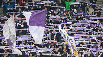 Aues Fans halten Schals hoch. / Foto: Robert Michael/dpa-Zentralbild/dpa/Symbolbild