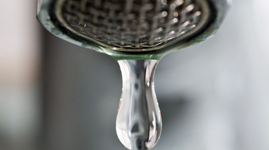 Ein Tropfen Wasser kommt aus einem Wasserhahn. / Foto: Patrick Pleul/dpa-Zentralbild/dpa/Symbolbild