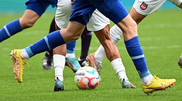 Fußballspieler kämpfen um den Ball. / Foto: Uli Deck/dpa/Symbolbild