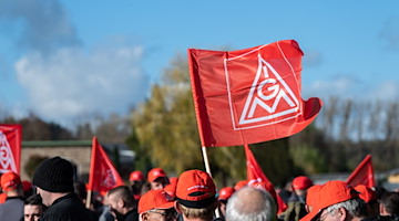 Teilnehmer einer Kundgebung der Gewerkschaft IG Metall während eines Warnstreiks. / Foto: Silas Stein/dpa