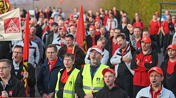 Über 1000 Mitarbeitende des Porsche-Werkes gingen für über eine Stunde in den Warnstreik. / Foto: Heiko Rebsch/dpa