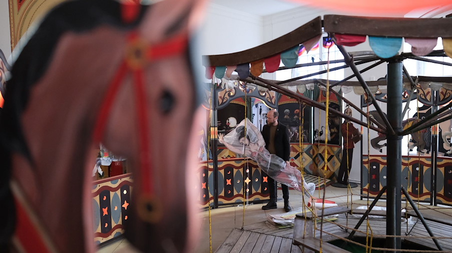 Ein Karussell ist in einem der Räume des Japanischen Palais in Dresden aufgebaut. / Foto: Sebastian Willnow/dpa
