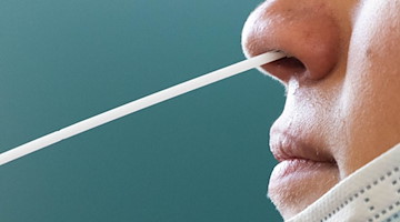 Einem Jugendlichen wird ein Nasenabstrich für einen Corona-Test entnommen. / Foto: Philipp von Ditfurth/dpa/Symbolbild