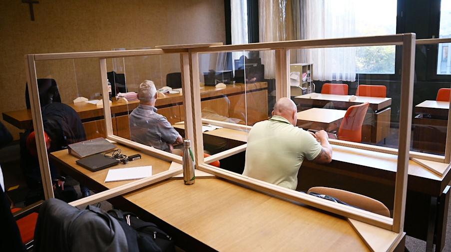 Die beiden Angeklagten sitzen im Gerichtssaal. / Foto: Angelika Warmuth/dpa/Archivbild