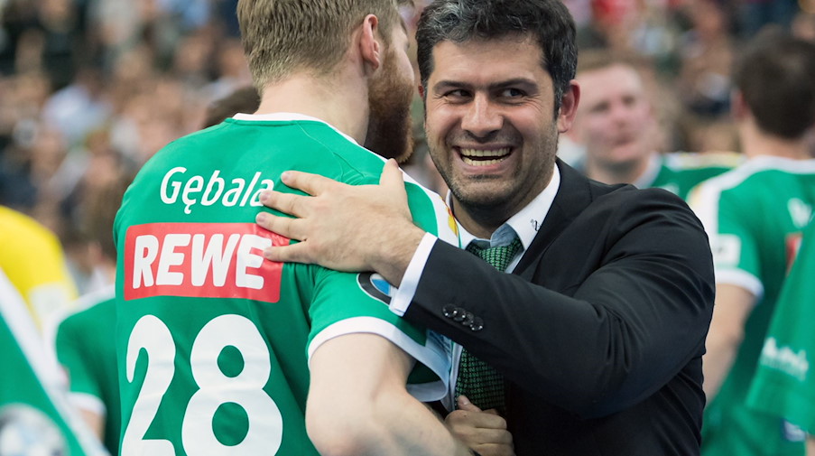 Leipzigs Maciej Gebala und DHfK Geschäftsführer Karsten Günther freuen sich nach einem Spiel. / Foto: Hendrik Schmidt/dpa-Zentralbild/dpa/Archivbild