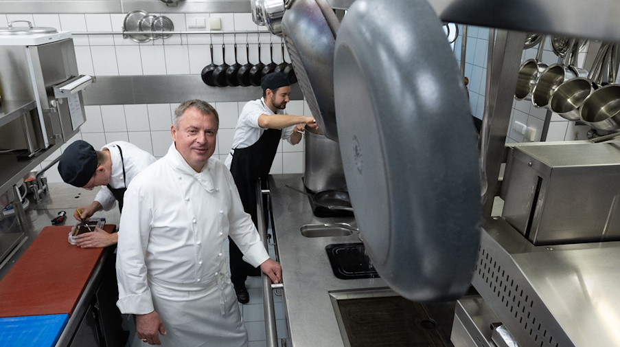 Küchenchef Detlef Schlegel (M) steht zwischen seinen Mitarbeitern in der Küche seines Sternerestaurants „Stadtpfeiffer“. / Foto: Hendrik Schmidt/dpa/Archivbild