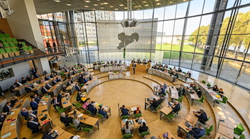 Blick in den Plenarsaal während der Sondersitzung des Sächsischen Landtags. / Foto: Robert Michael/dpa