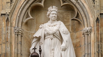 Die Statue der verstorbenen Königin Elisabeth II., vor dem York Minster. / Foto: Alastair Grant/AP/dpa