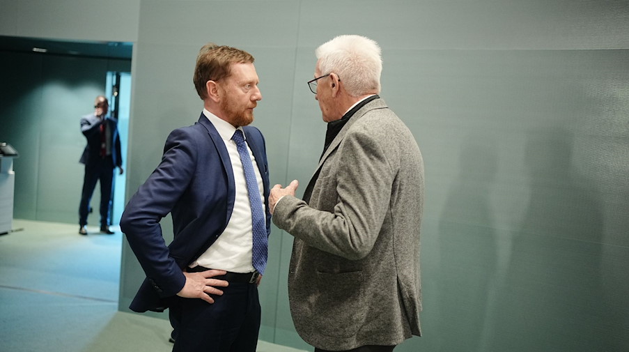 Michael Kretschmer (l, CDU), Ministerpräsident von Sachsen, und Winfried Kretschmann (Bündnis90/Die Grünen). / Foto: Kay Nietfeld/dpa