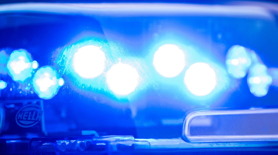 Ein Blaulicht leuchtet an einer Polizeistreife. / Foto: Lino Mirgeler/dpa/Symbolbild