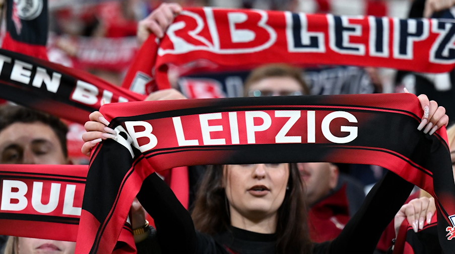 Fans unterstützen RB von der Tribüne. / Foto: Hendrik Schmidt/Deutsche Presse-Agentur GmbH/dpa/Archivbild