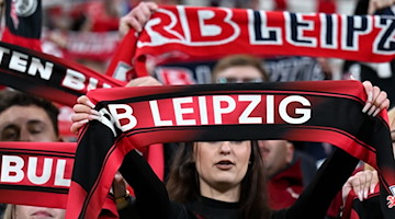 Fans unterstützen RB von der Tribüne. / Foto: Hendrik Schmidt/Deutsche Presse-Agentur GmbH/dpa/Archivbild