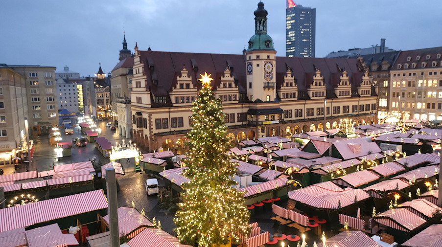 Blick auf den Leipziger Weihnachtsmarkt. / Foto: Sebastian Willnow/dpa/Archivbild