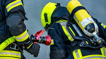 Feuerwehrleute bereiten einen Löschangriff vor. / Foto: David Inderlied/dpa/Symbolbild