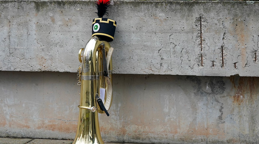 Die Tuba eines Bergmanns steht am Rande der Bergparade. / Foto: Peter Endig/dpa-Zentralbild/dpa/Archivbild
