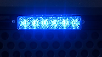Blaulichter leuchten an einem Einsatzfahrzeug der Polizei. / Foto: Robert Michael/dpa-Zentralbild/ZB/Symbolbild