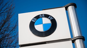 Vor einem Werk steht das Logo von BMW. / Foto: Christophe Gateau/dpa/Symbolbild