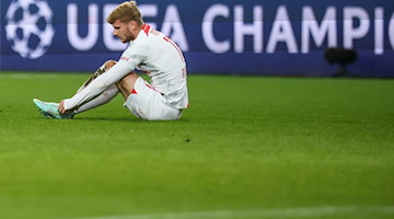 Leipzigs Spieler Timo Werner hält sich nach einem Foul das Fußgelenk. / Foto: Jan Woitas/dpa