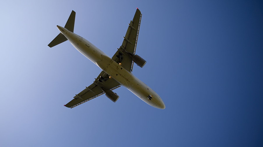 Ein Flugzeug fliegt am Himmel. / Foto: Robert Michael/dpa-Zentralbild/dpa