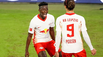 Leipzigs Mittelfeldspieler Amadou Haidara (l) und Leipzigs Stürmer Yussuf Poulsen. / Foto: Jan Woitas/dpa-Zentralbild/dpa