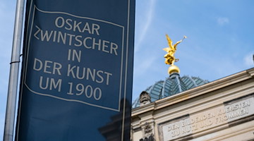 Ein Banner zur Ausstellung "Weltflucht und Moderne. Oskar Zwintscher in der Kunst um 1900". / Foto: Matthias Rietschel/dpa-Zentralbild/ZB/Archivbild