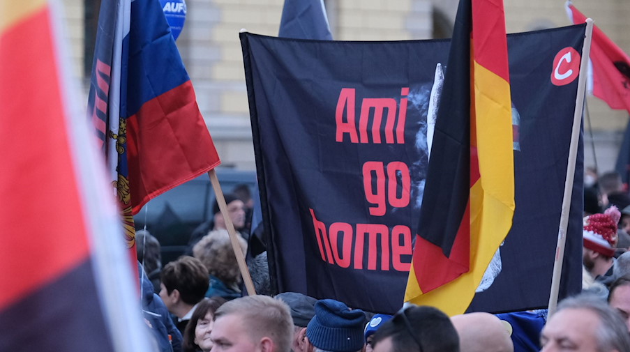 Teilnehmer der Demonstration versammeln sich auf dem Simsonplatz. / Foto: Sebastian Willnow/dpa