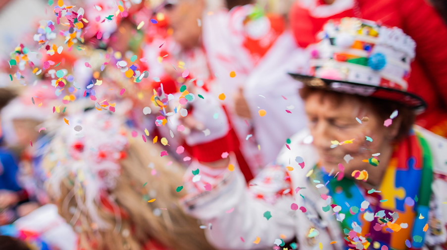 Jecken feiern Karneval. / Foto: Rolf Vennenbernd/dpa/Symbolbild