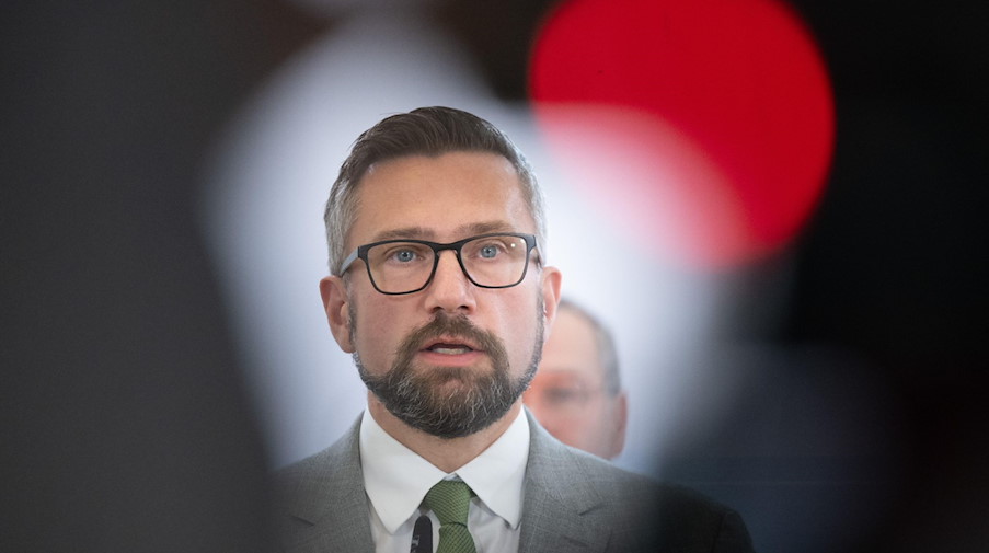 Martin Dulig (SPD), Wirtschaftsminister von Sachsen, steht hinter einer TV-Kamera. / Foto: Sebastian Kahnert/dpa