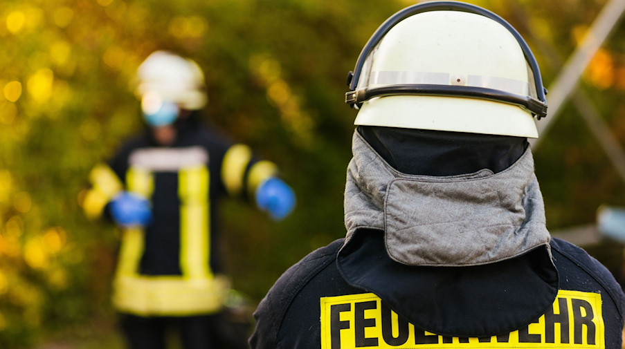 Einsatzkräfte der Feuerwehr in Schutzkleidung. / Foto: Philipp von Ditfurth/dpa/Symbolbild