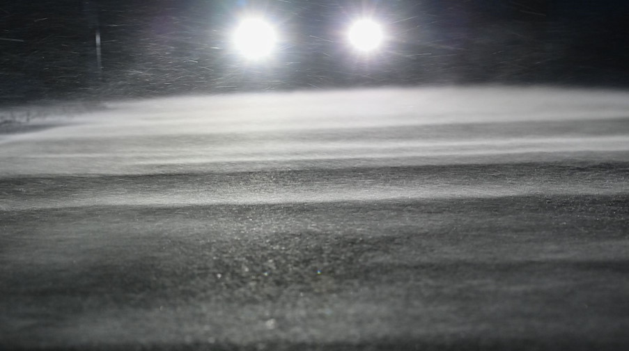 Die Scheinwerfer eines Autos scheinen über eine verschneite Straße. / Foto: Patrick Pleul/dpa-Zentralbild/ZB/Symbolbild